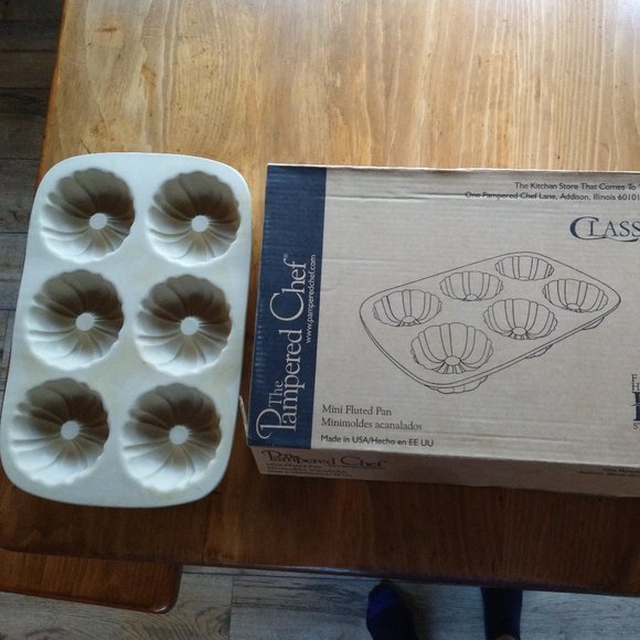 The Pampered Chef Kitchen Pampered Chef Mini Fluted Stoneware Pan